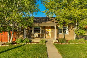 Bungalow featuring a front lawn