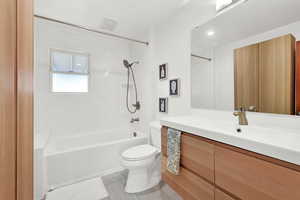 Full bathroom with vanity, toilet, and tiled shower / bath