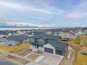 Aerial view with a mountain view