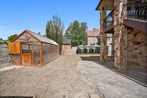 View of yard with an outdoor structure