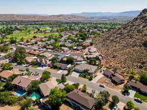 Birds eye view of property featuring a mountain view