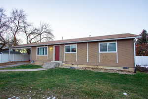 View of front of property featuring a front lawn