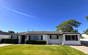 Ranch-style house featuring a front yard