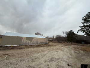 View of yard featuring an outbuilding