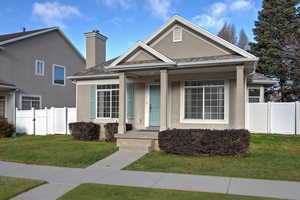 View of front facade with a front yard