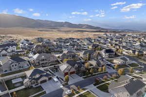 Bird's eye view with a mountain view