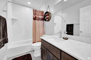 Full bathroom featuring vanity, toilet, and shower / bath combo