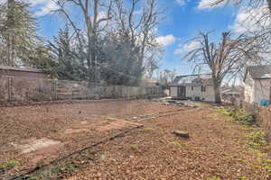 View of yard featuring an outbuilding