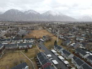 Bird's eye view with a mountain view