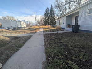 View of yard featuring a mountain view