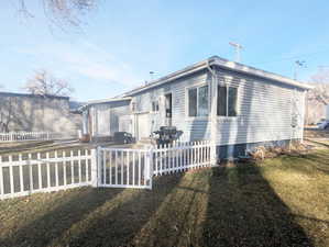 View of front facade featuring a front lawn