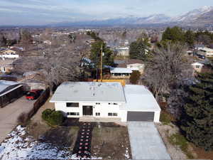 Aerial view with a mountain view