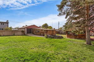 View of yard with an outdoor structure