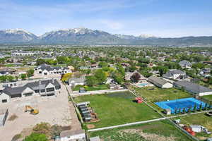 Bird's eye view with a mountain view