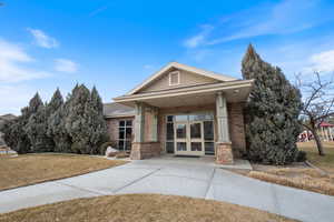 View of front facade featuring a front yard