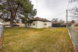 View of side yard featuring a storage shed