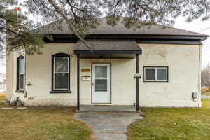 View of front of house featuring a front lawn