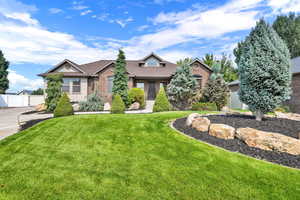 View of front facade featuring a front yard