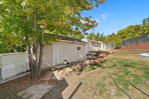 View of yard featuring an outdoor structure