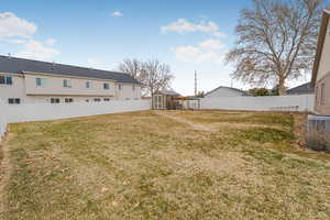 View of yard featuring a shed