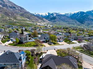 Aerial view with a mountain view