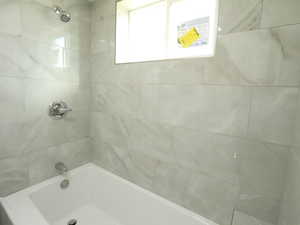 Bathroom with tiled shower / bath