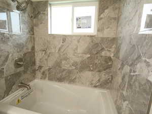 Bathroom with tiled shower / bath combo