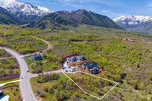 Aerial view with a mountain view