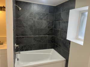 Bathroom with tiled shower / bath