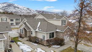 Snowy aerial view featuring a mountain view