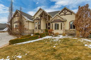 View of front facade with a yard