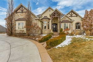 View of front of property featuring a front yard