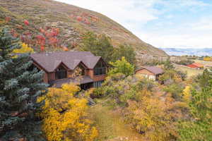 Birds eye view of property featuring a mountain view