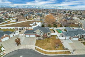 Birds eye view of property featuring a mountain view