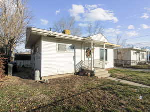 View of front facade featuring a front lawn