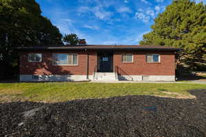 View of front facade featuring a front yard