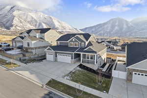 Birds eye view of property with mountain views