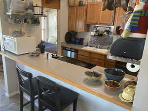 Kitchen with breakfast bar