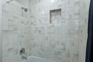 Bathroom with tiled shower / bath combo