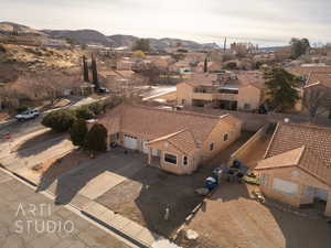 Birds eye view of property featuring a mountain view