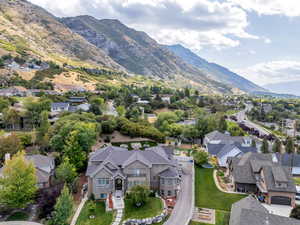 Birds eye view of property featuring a mountain view