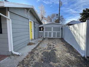 Driveway w/ Garage