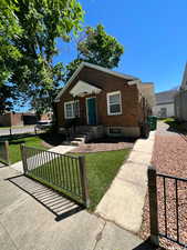 View of front of property featuring a front yard