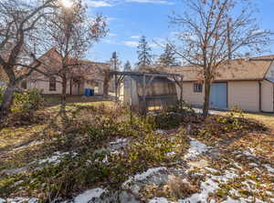 View of yard featuring an outdoor structure