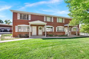 View of front facade with a front lawn