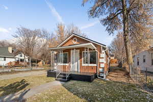 View of front of house featuring a front yard