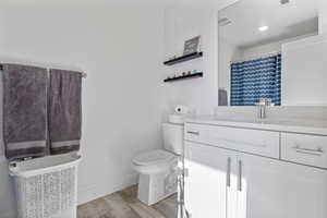 En-suite bathroom with tub/shower