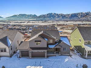 Snowy aerial view featuring a mountain view