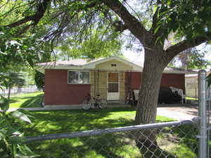 View of front facade featuring a front lawn