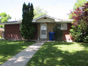 View of front facade with a front yard